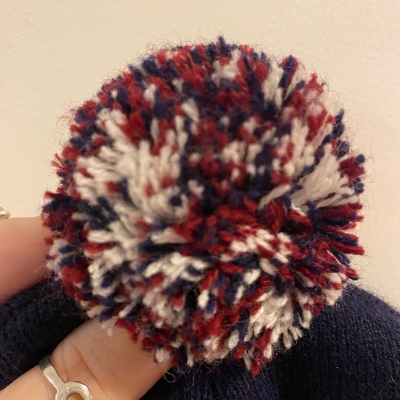 TUMBLR GIRL AMERICAN APPAREL NYC BEANIE WITH PUFFBALL DETAIL - Picture 4 of 5